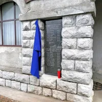 Na padle v nanoški bitki in tu zajete borce, ki so jih poleti 1942 
usmrtili v Rimu, spominja obnovljena spominska plošča.