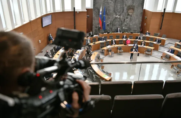Vlada hiti z dokumenti za Evropsko komisijo