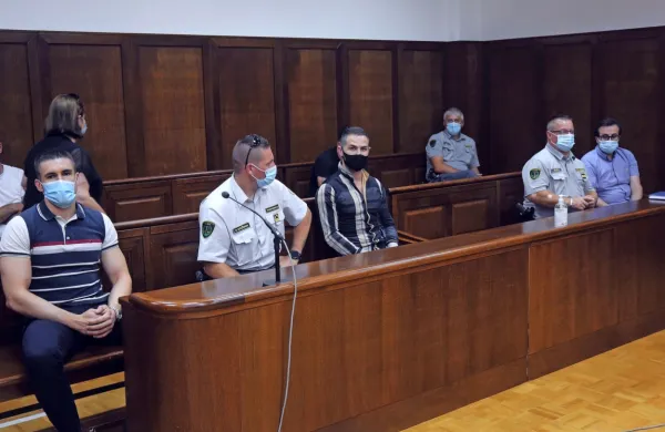 Sojenje Gregorju  Setnikarju  (prvi  z  leve),  Arisu  Alibašiću  (tretji  z  
leve)  in  Aleksandru  Vettorazziju (prvi   z  desne)  se    bo  moralo  zaradi 
napačne  sestave  senata  začeti  znova. Vsi  trije  so  očitke  iz obtožbe 
zanikali.     