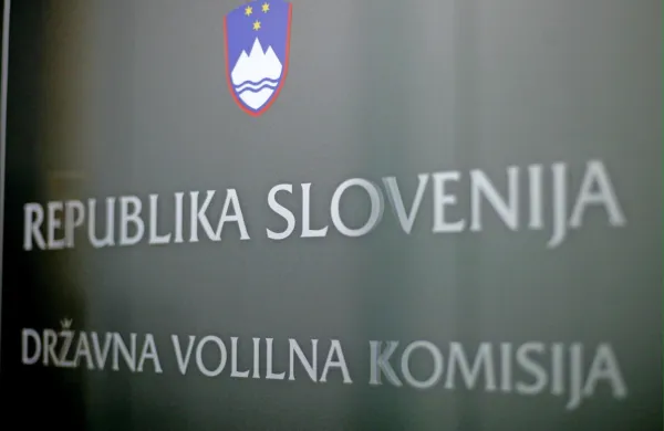 DVK: Nedopustne manipulacije pri objavi glasovnic brez žiga