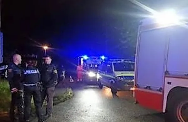 Že po številu policistov, ki so se pomešali med gasilce, je bilo 
včerajšnje gašenje nenavadno.