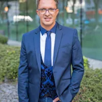 Komentator vseh treh televizijskih prenosov bo Andrej Hofer.