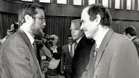 Lojze Peterle (levo) je 14. maja 1992 predal vodenje vlade Janezu 
Drnovšku.