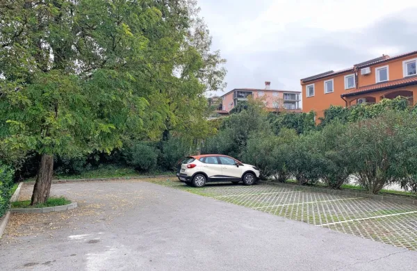 Med prvomajskimi prazniki bodo parkirne površine na cesti Obala, 
od odcepa za Koprsko cesto do krožišča pri Podvozni ulici ponovno 
postale plačljive.