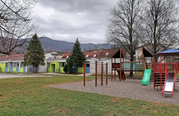 Meritve so izvajali dobro leto dni na dvorišču vrtca v Desklah. 