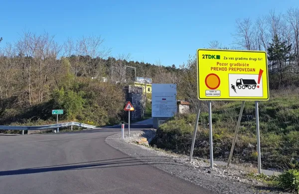 Niti dodatne velike table Prehod prepovedan ne zaležejo. 
