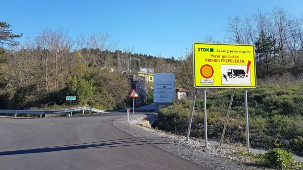 Niti dodatne velike table Prehod prepovedan ne zaležejo. 