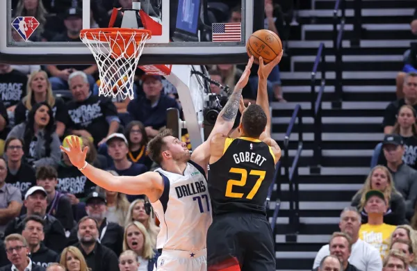 Luka Dončić (levo) je uspešno ustavljal tudi Rudyja Goberta.