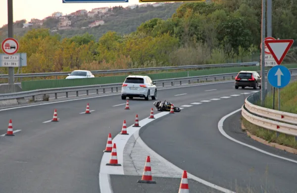 Motorist  je  po  trku v  avto  padel  čez  ograjo, njegov    kawasaki  pa  se  
je  ustavil  skoraj  100 metrov naprej.  