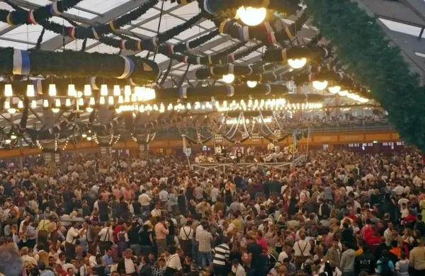 Festival je  pred začetkom pandemije vsako leto obiskalo okoli šest 
milijonov obiskovalcev.