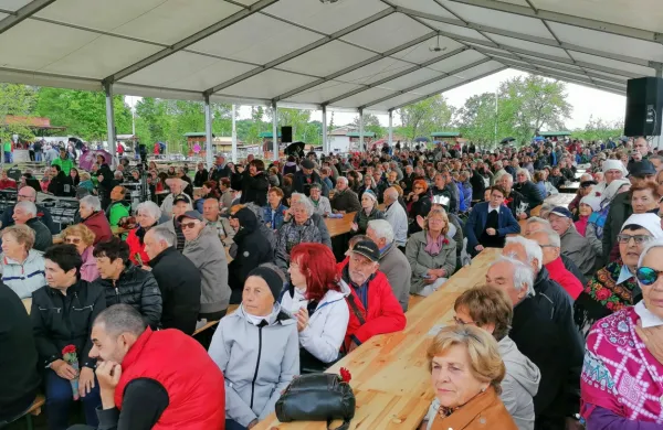 Muhastemu vremenu navkljub se je jubilejnega prvomajskega 
srečanja v Opatjem selu udeležila velika množica ljudi.