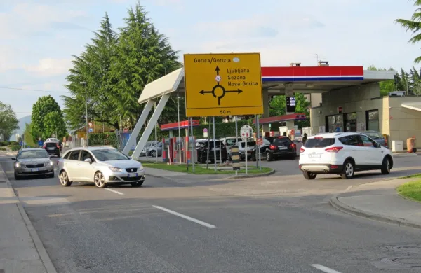 Zaradi napovedanih podražitev  je precej voznikov že včeraj 
natočilo gorivo. 