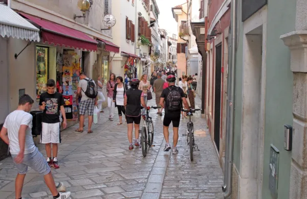 Prvomajski vikend je v hrvaške obmorske kraje privabil 175.000 
turistov, 72.000 jih je prišlo iz Slovenije.