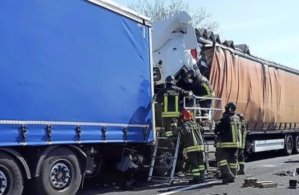 Slovenski voznik tovornjaka, ki je prevažal pelete, je okrog 14.30 
trčil v drugo tovorno vozilo, ki ga je upravljal poljski državljan, 
prevažal pa je železo. Foto vir: Autovie Venete