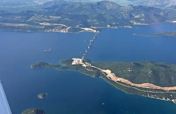 Na Hrvaškem bi po  načrtih most na Pelješac za promet morali 
odpreti junija, a se bodo prvi avtomobili po njem lahko zapeljali 
šele proti koncu julija. Foto: Florian Hirzinger 