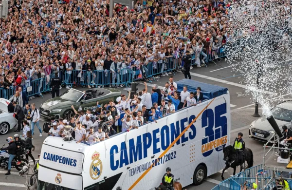 Nogometaši madridskega Reala so tako proslavili naslov najboljšega v Španiji. Bodo imeli tudi po jutrišnjem večeru  lige prvakov razlog za veselje? 