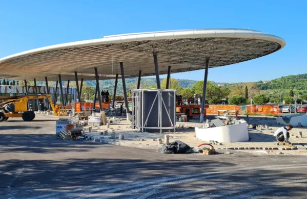 Marsikdo je pričakoval, da bodo elipsasto streho nove koprske 
glavne avtobusne postaje prekrili s sončnimi paneli.
