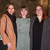 Scenografka Urša Vidic, režiserka Mojca Madon in igralka Ana Facchini