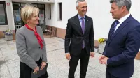Direktorica DU Postojna Alebka Curk, minister Janez Cigler Kralj in 
župan Igor Marentič (z leve) so se zavezali k uresničitvi skupnega 
cilja izgradnje novega doma upokojencev.
