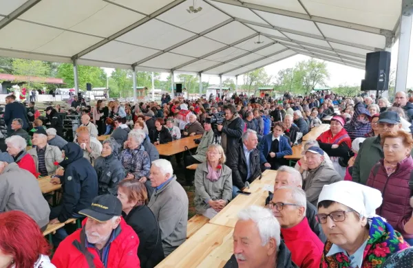     Prvomajsko srečanje v Opatjem selu tradicionalno privabi ljudi od 
blizu in daleč. 