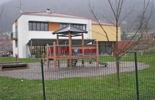 Višji stroški dela,  materiala in storitev, v prvi vrsti pa živil  se 
poznajo tudi pri cenah programov otroškega vrtca.