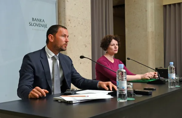 Svetovalec v centralni banki Primož Dolenc in direktorica oddelka 
finančna stabilnost in makrobonitetna politika Meta Ahtik