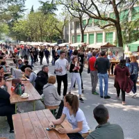 Razen ob odprtju prenovljena Delpinova ulica ni bila nikoli tako 
živahna, kot je danes.