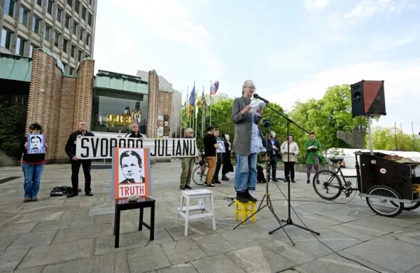 Na Trgu republike je danes potekal shod v podporo ustanovitelju 
WikiLeaksa Julianu Assangeu.