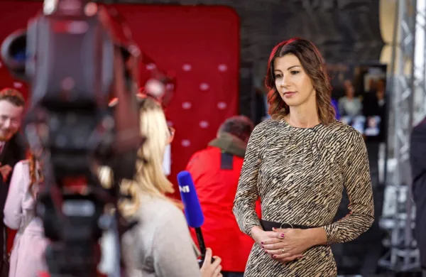 Podpredsednici SD Dominiki Švarc Pipan so nekateri očitali, da se 
je o ministrski funkciji pogovarjala mimo stranke. Sama trdi, da 
gre za lažne informacije, ki jih pripisuje nekaterim strankarskim 
kolegom.