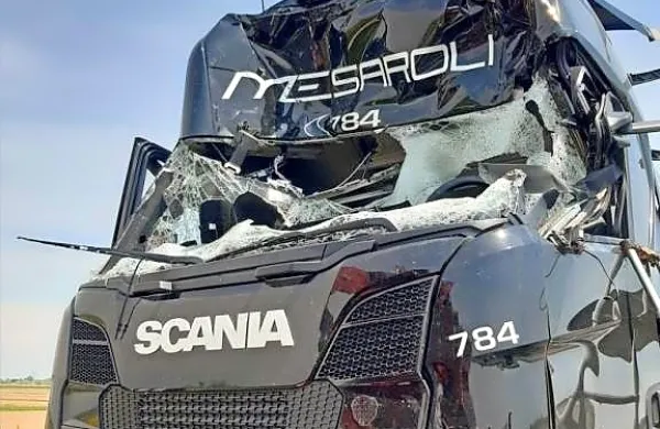 V nesreči je umrl voznik tovornjaka, ki je prevažal krmo. Foto vir: 
Autovie Venete