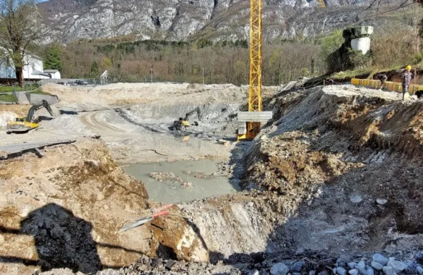 Podhod med bodočo telovadnico in  osnovno šolo še vedno ni 
zaključen, predvidoma bodo cesto nad njimi odprli sredi tega 
meseca. 