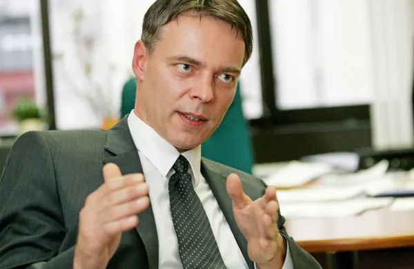 V nedeljski eksploziji na območju Grosuplja je bil hudo poškodovan nekdanji minister za lokalno samoupravo in regionalni 
razvoj Henrik Gjerkeš.