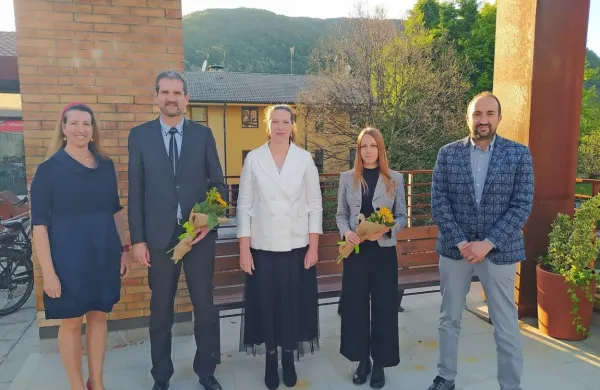 Nagrajenca nagradnega natečaja 2021/2022 z vodstvom Slovenskega raziskovalnega inštituta. Z leve: Sara Brezigar (predsednica), Metod Šuligoj (nagrajenec za doktorsko delo), Zaira 
Vidau (predsednica Znanstvenega sveta), Eva Skabar (nagrajenka 
za magistrsko delo) in Devan Jagodic (direktor)