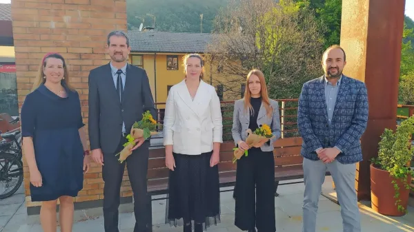 Nagrajenca nagradnega natečaja 2021/2022 z vodstvom Slovenskega raziskovalnega inštituta. Z leve: Sara Brezigar (predsednica), Metod Šuligoj (nagrajenec za doktorsko delo), Zaira 
Vidau (predsednica Znanstvenega sveta), Eva Skabar (nagrajenka 
za magistrsko delo) in Devan Jagodic (direktor)