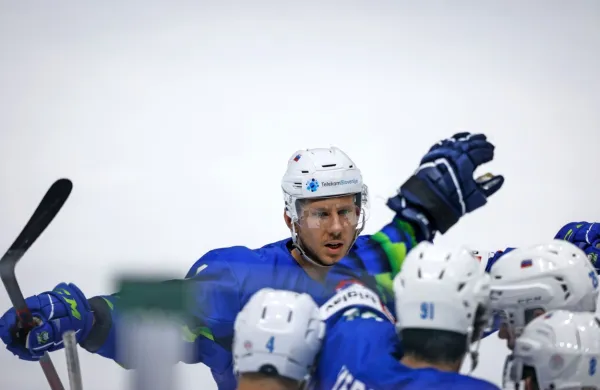 Slovenska hokejska reprezentanca je v uvodni tekmi svetovnega 
prvenstva divizije I (skupina A) premagala Litvo s 4:2 (1:0, 3:0, 
1:2).

