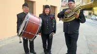 Po 357 letih je na čelo godbenega društva rudarjev stopila prva 
ženska - klarinetistka Nives Koželj Bizjak (ob njej župan občine, 
tubist Tomaž Vencelj, in tolkalistka Irena Mihelj).