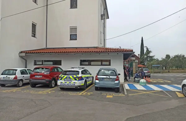 Po odhodu gasilcev so okoliščine manjšega požara ugotavljali 
koprski policisti.