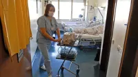 Več kot polovica diplomiranih medicinskih sester z internističnih 
ter kirurških oddelkov slovenskih bolnišnic zaradi preobremenjenosti in nezadovoljstva želi v enem letu  oditi iz bolnišnic v drugo 
službo. 