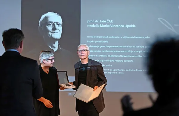 Na Geološkem zavodu Slovenije so medaljo Marka Vincenca 
Lipolda za življenjsko delo podelili idrijskemu geologu dr. Jožetu 
Čarju.