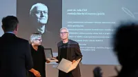 Na Geološkem zavodu Slovenije so medaljo Marka Vincenca 
Lipolda za življenjsko delo podelili idrijskemu geologu dr. Jožetu 
Čarju.