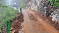 Cesto so očistili, toda nad njo grozi še okoli 250 kubičnih metrov 
razmajanega kamenja.
