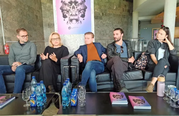 Del ekipe Razparača: dramaturg Rok Andres, režiserka Nataša 
Barbara Gračner ter igralci Jure Rajšp, Blaž Popovski in Arna 
Hadžialjević. 