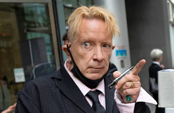 Pod verze protimonarhistične himne God Save The Queen se 
podpisuje frontman skupine John Lydon, bolj znan kot  Johnny 
Rotten.