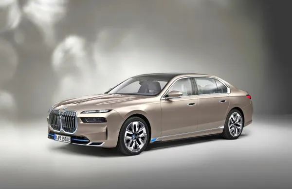 BMW je predstavil novo admiralsko ladjo, serijo 7, ki po pričakovanjih izstopa z velikanskimi ledvičkami in dvojnimi lučmi, prvič 
pa bo tudi na voljo kot čistokrvni električar i7.