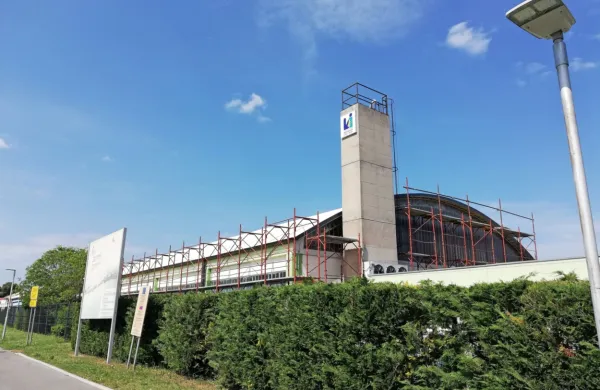 Dotrajano azbestno strešno kritino na skladiščnih objektih ob 
Industrijski cesti zamenjujejo   s  pocinkano barvano pločevinasto 
kritino.