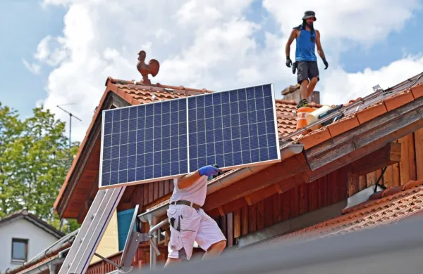 Zaradi podražitev elektrike se je zanimanje za postavitev malih 
sončnih elektrarn tako povečalo, da je Eko skadu že marca 
zmanjkalo denarja za subvencioniranje teh naložb. 