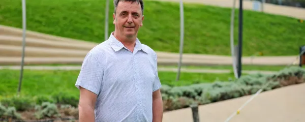  Tedy Grbec je pri 25 letih zbolel za distonijo. Zahvaljujoč operaciji 
danes živi normalno življenje.