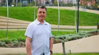  Tedy Grbec je pri 25 letih zbolel za distonijo. Zahvaljujoč operaciji 
danes živi normalno življenje.