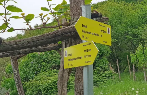 Pot je označena s prepoznavnimi rumenimi smernimi tablicami z 
logotipom. 