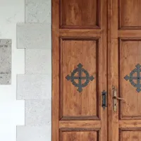 Na pročelje   cerkve v Kostanjevici na Krasu so postavili  kamnito 
ploščo s simbolično stopinjo sv. Martina.



